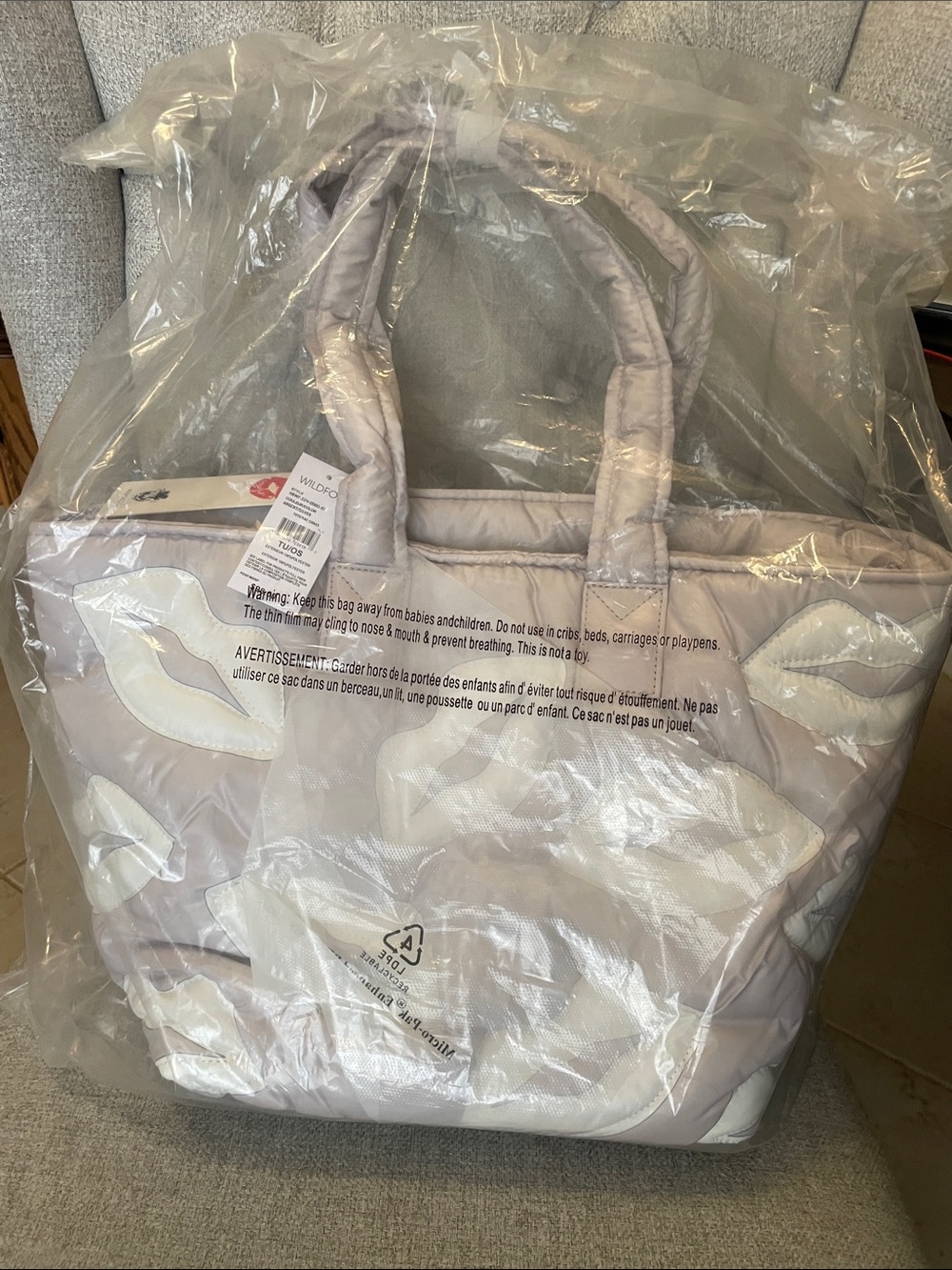 NWT Wildfox Pale Pink Quilted Lip White and Grey Tote - Picture 3 of 3